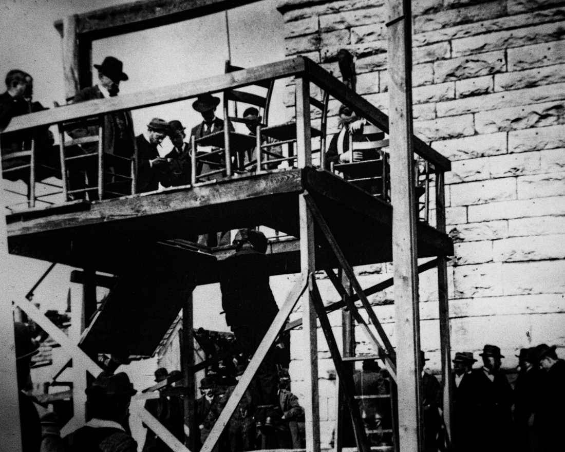 Photo on the wall in the Jailer's Inn of a hanging held in the back courtyard